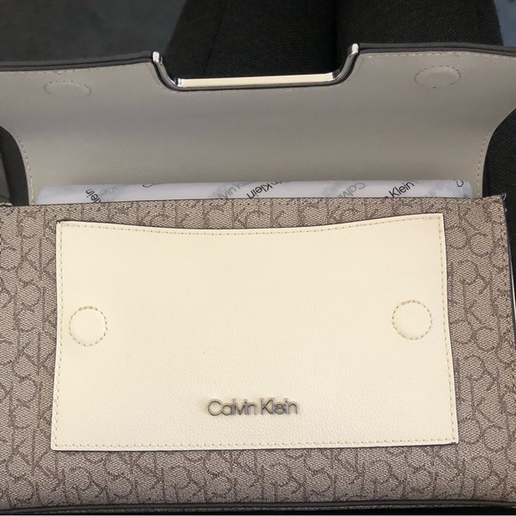 ❤️NWT Calvin Klein Key Item Signature Crossbody Bag - Picture 4 of 7